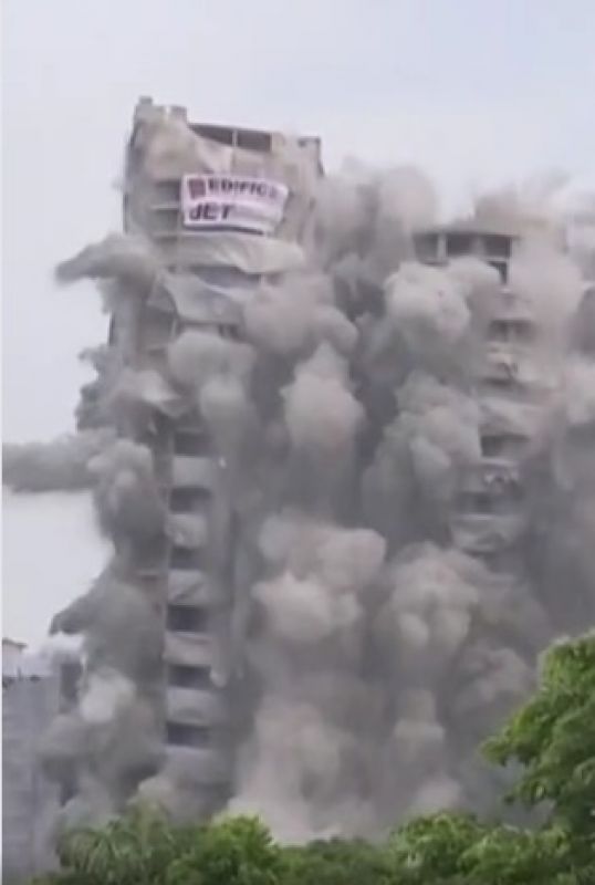 Twin Tower turned into debris Twin Tower turned into debris