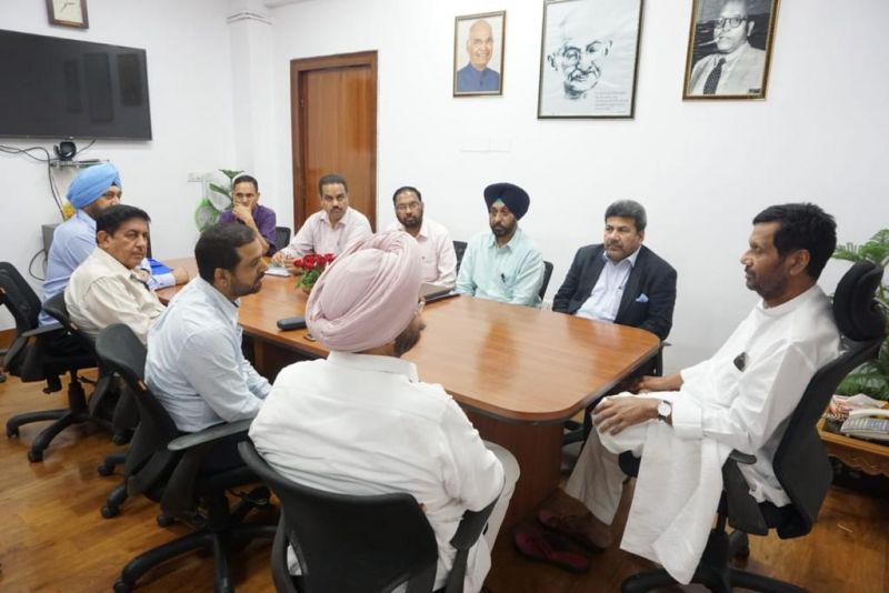 Sukhjinder Singh Randhawa calls on Union Ministers Tomar & Paswan