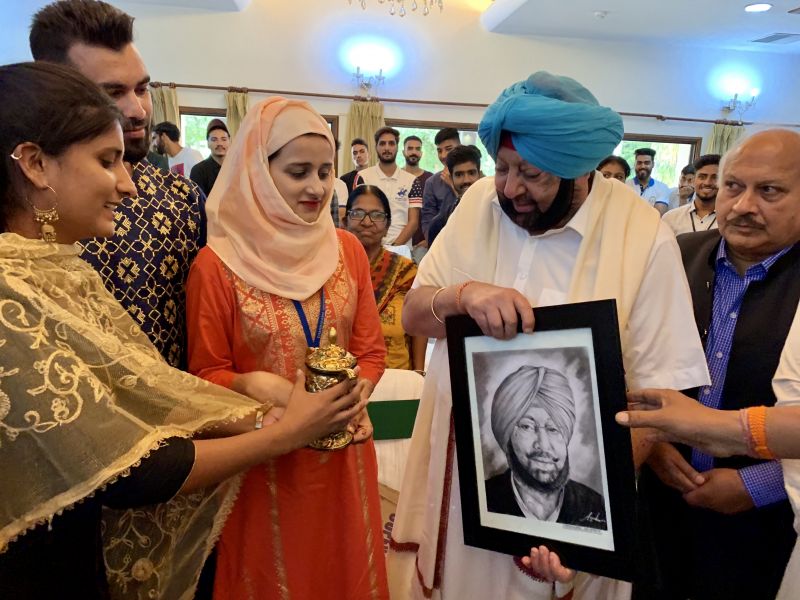 Captain Amarinder Singh hosts Kashmiri students on Eid