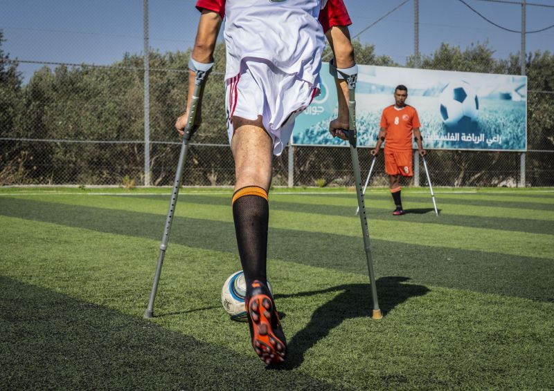 This child studying in fourth plays football with one leg, will get courage by watching video