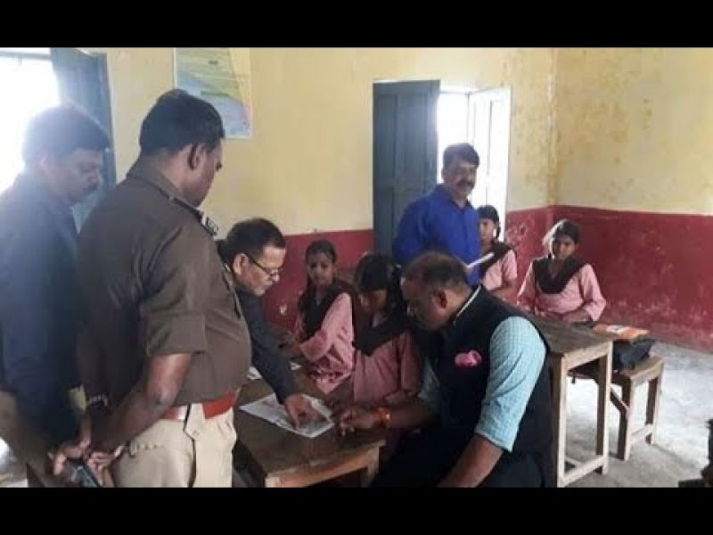 Uttar pradesh english teacher fails read lines language
