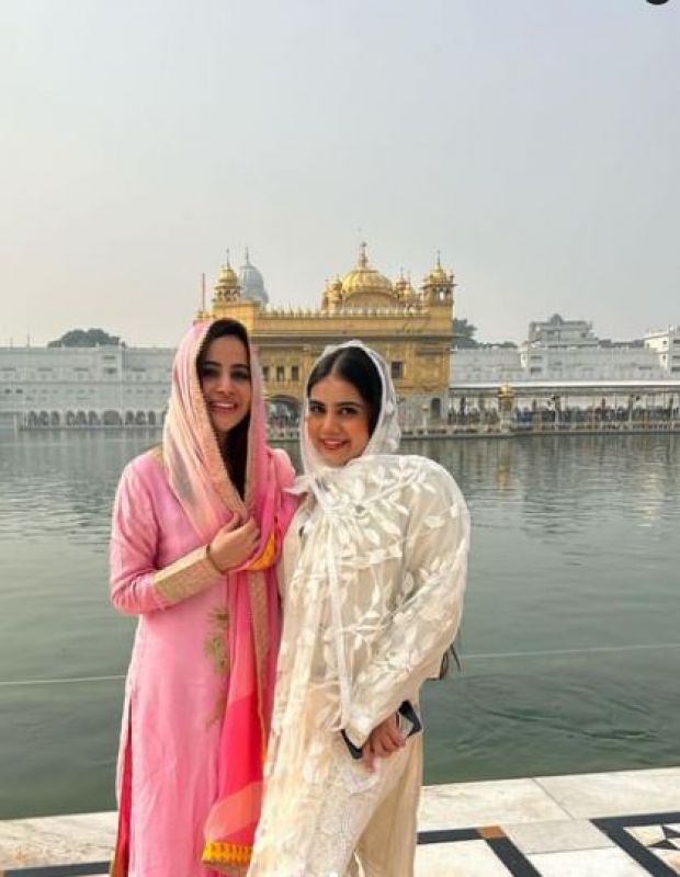Urfi Javed visits Sri Harmandir Sahib