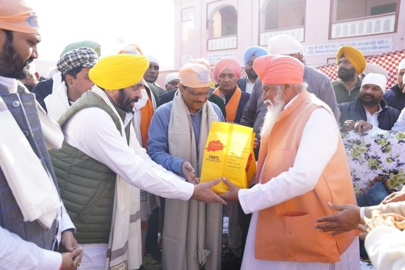 Arvind Kejriwal and Bhagwant Mann pay obeisance at Dera Sachkhand Ballan