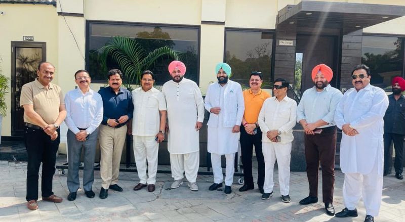 Navjot Singh Sidhu shared a photo with Congress leaders