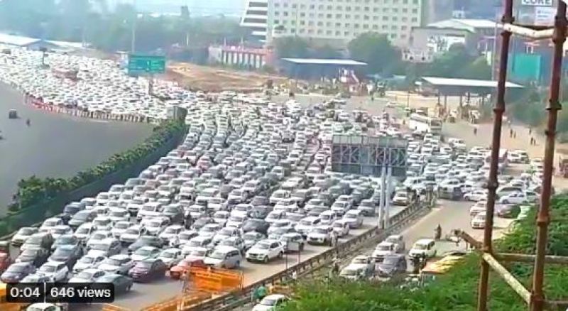 (Heavy traffic jam on Delhi-Gurgaon road due to India shutdown)