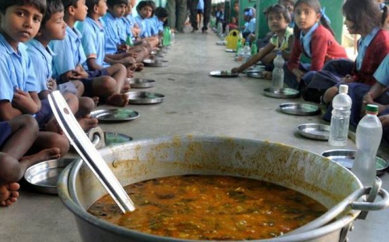 Lizard found in Mid day meal food Lizard found in Mid day meal food