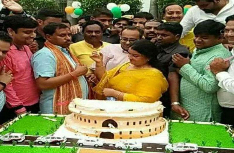 Ramshankar Katheria cut cake