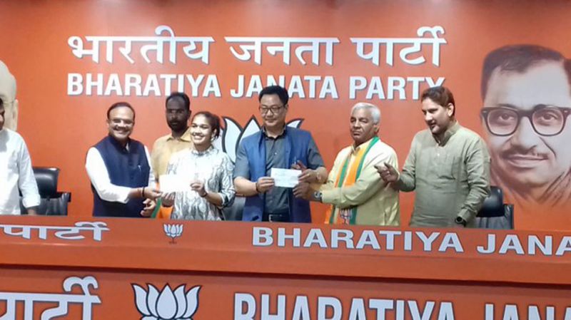 Wrestler Babita Phogat, father Mahavir join BJP
