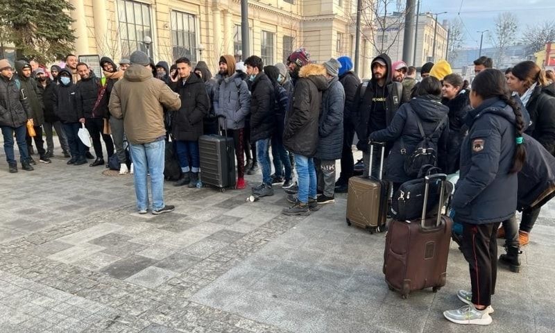 Stranded Pakistani students use Indian flag