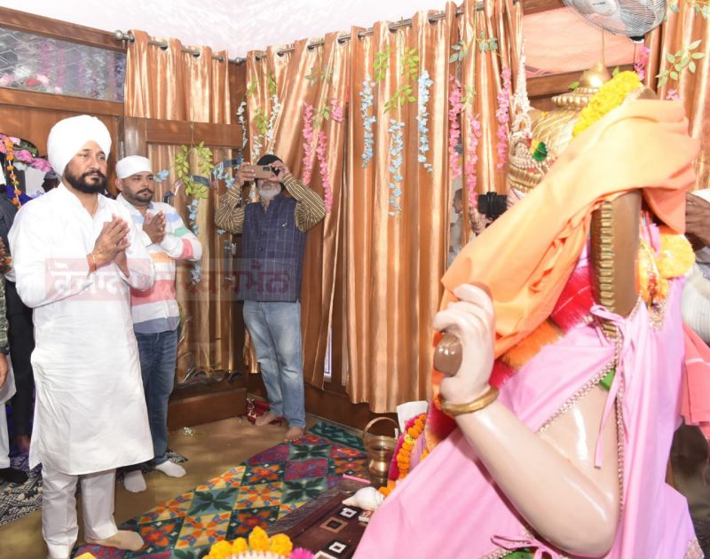 CM Channi pays homage at Vishwakarma temple in Morinda CM Channi pays homage at Vishwakarma temple in Morinda