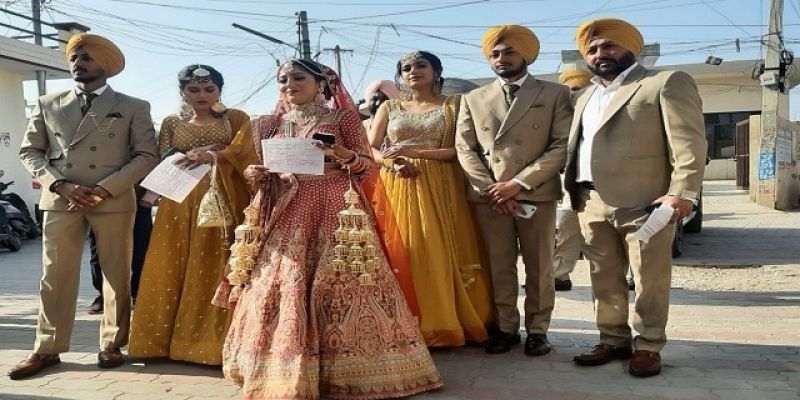 The bride arrives at the polling booth before taking the lava