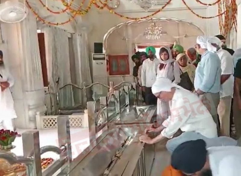 British High Commissioner Alexander Ellis pays homage to Golden Temple