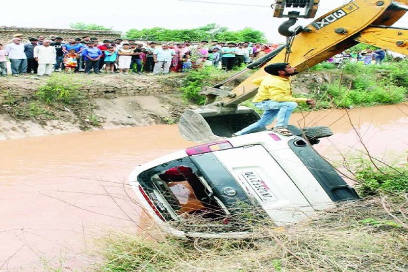 The vehicle of a Deputy Chief Minister's caravan fell into the canal
