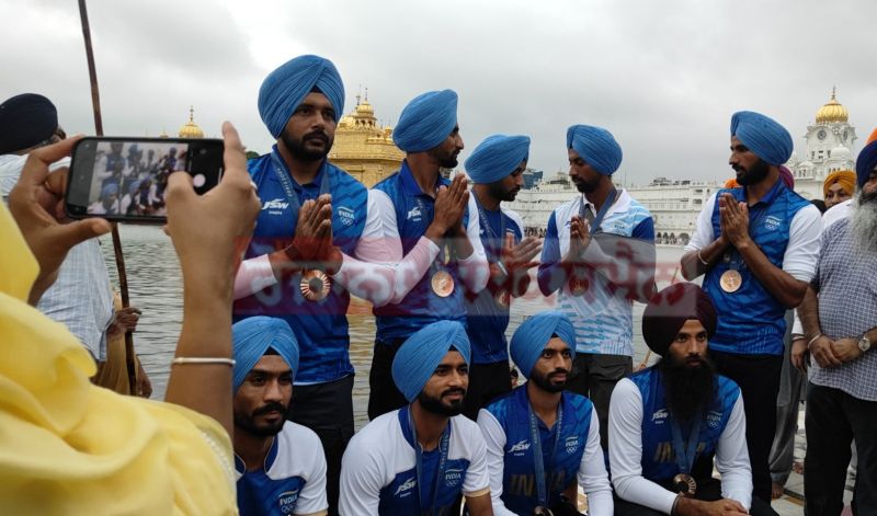 Hockey Team Players of the paid obeisance at Darbar Sahib news  Hockey Team Players of the paid obeisance at Darbar Sahib news