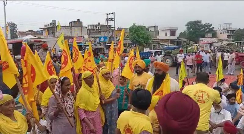  Farmers take up dharna from Chandigarh-Manali highway