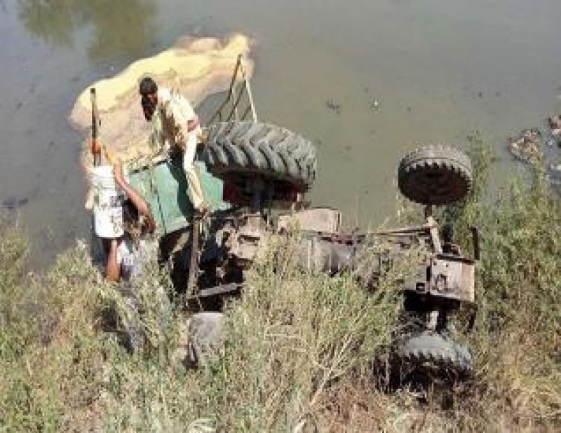 Tractor-trolley loaded with wheat fallen in Hansoli drain