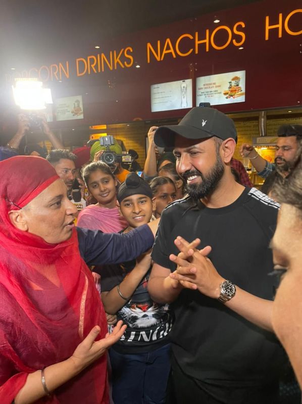 Gippy Grewal Hosts Special Screening Of 'Mother' Film For Prabh Asra Foundation Gippy Grewal Hosts Special Screening Of 'Mother' Film For Prabh Asra Foundation