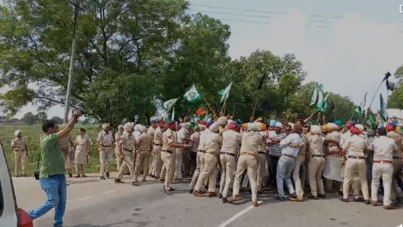 Farmers show black flags to Sukhbir Badal in Bathinda