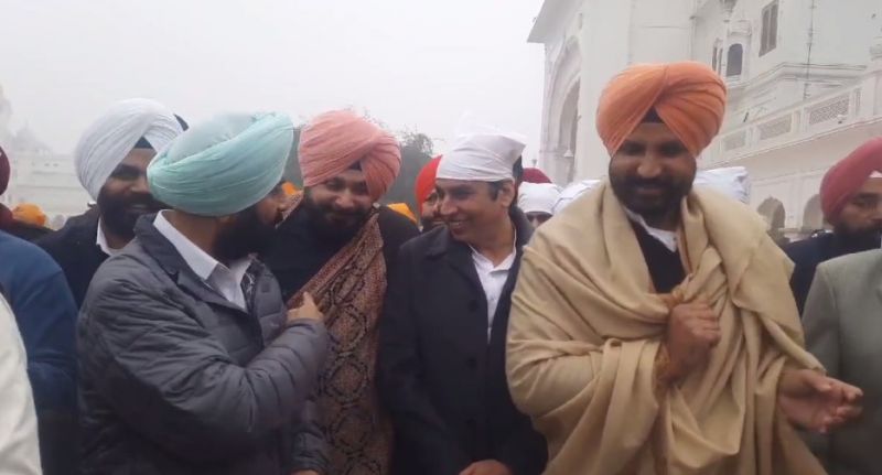 Punjab Congress In-charge paid obeisance at Sri Darbar Sahib