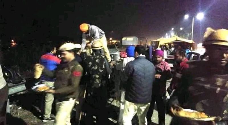 ਪੁਲਿਸ ਕਰਮਚਾਰੀਆਂ ਨੂੰ ਵਰਤਾਇਆ ਜਾ ਰਿਹਾ ਗੁਰੂ ਕਾ ਲੰਗਰ