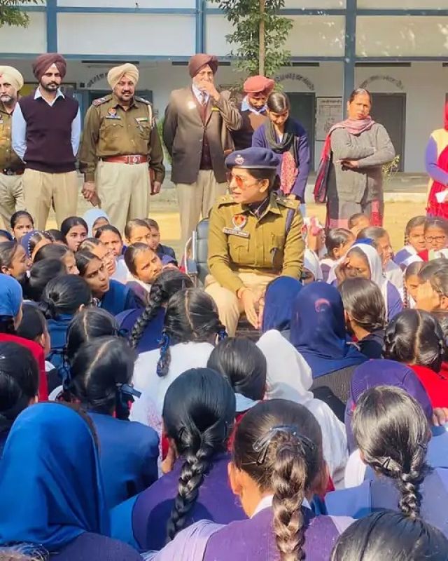 IPS Dr. Jyoti Yadav with school children 