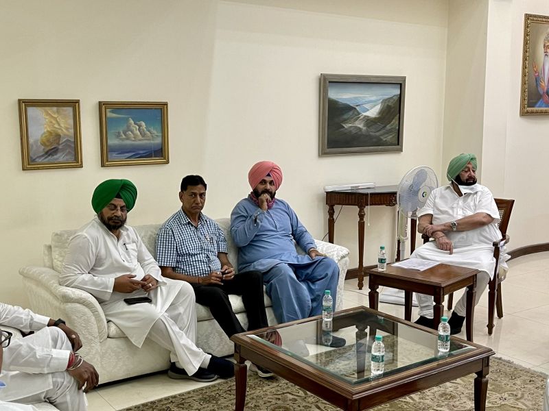  Navjot Sidhu holds first meeting with Punjab Chief Minister