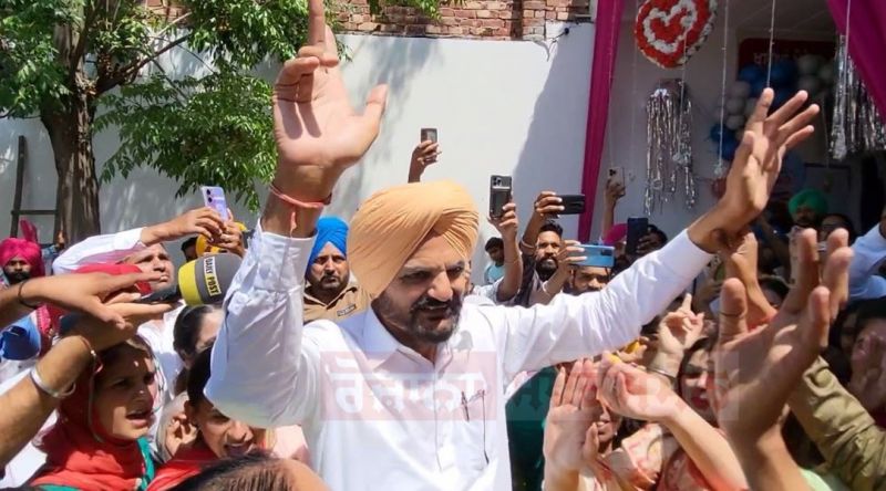 Balkaur Singh distributed laddus and put bhangra Balkaur Singh distributed laddus and put bhangra