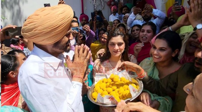 Balkaur Singh distributed laddus and put bhangra Balkaur Singh distributed laddus and put bhangra