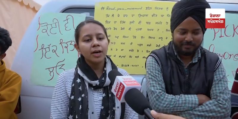 Punjabi University Students Distribute Free books at Kundli Border Punjabi University Students Distribute Free books at Kundli Border
