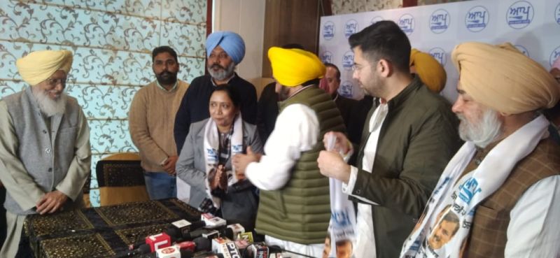 Sr. Congress leader Lalli Majithia joins AAP, will contest from Majitha