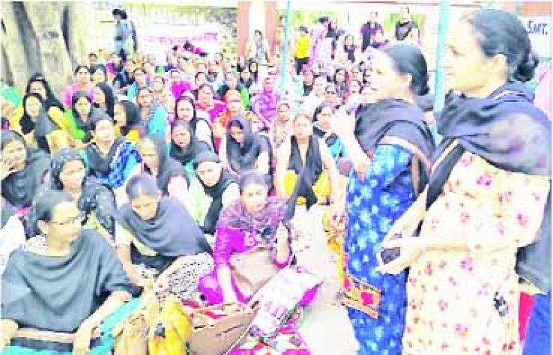 Anganwadi workers, helpers started a hunger strike at the Congress ministers' houseAnganwadi workers, helpers started a hunger strike at the Congress ministers' house