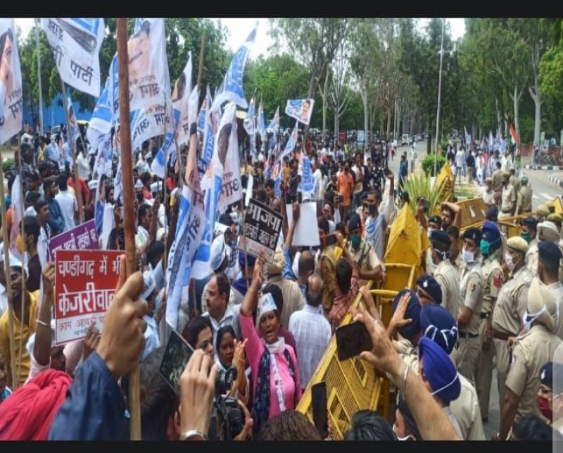 Aam Aadmi Party demonstrated against corruption spread in Municipal Corporation- Pradeep Chhabra