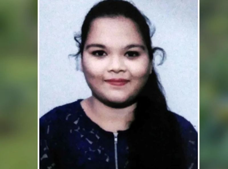 Mother passed 12th examination with twins daughters 