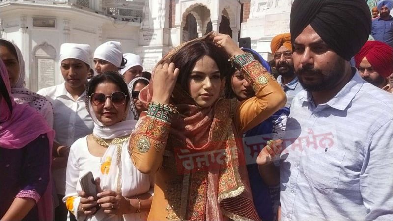 Harnaaz Kaur Sandhu at Darbar Sahib