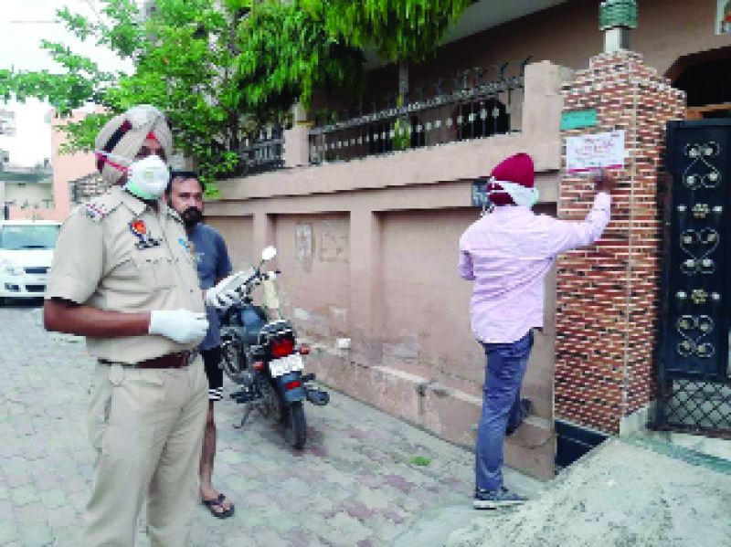 ਡੇਰਾਬੱਸੀ ਦੇ ਆਦਰਸ਼ ਨਗਰ ਦੇ ਇਕ ਪਰਵਾਰ ਨੂੰ ਏਕਾਂਤਵਾਸ ਕਰਦੀ ਹੋਈ ਸਿਹਤ ਵਿਭਾਗ ਦੀ ਟੀਮ।