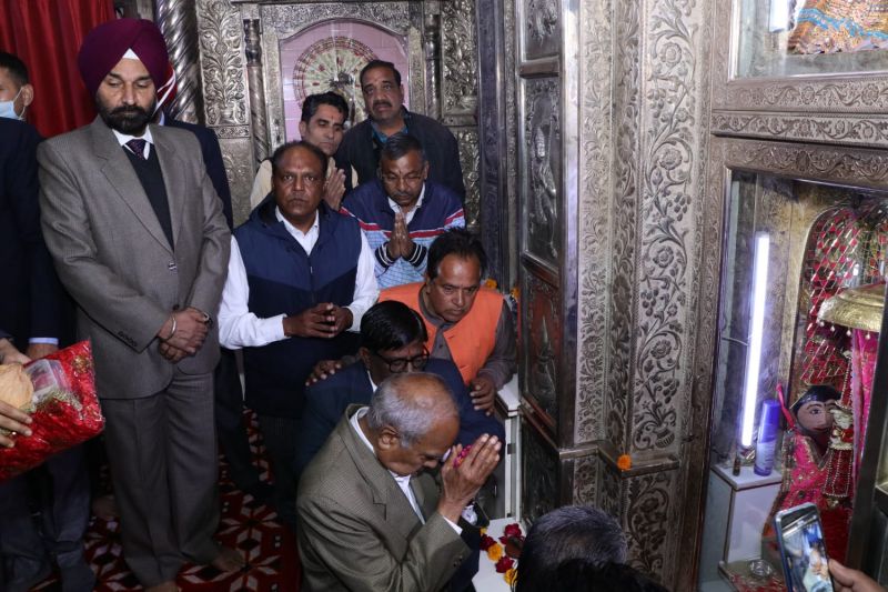 Punjab Governor pays obeisance at ancient Durga Temple 