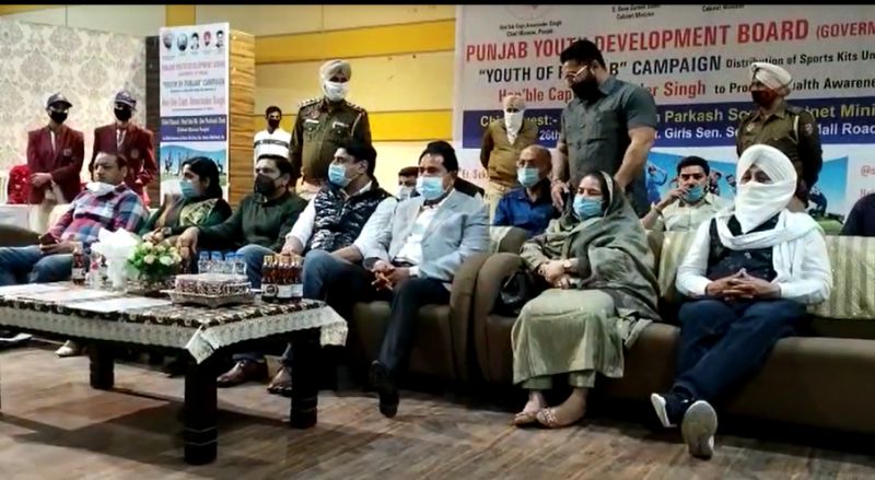 Cabinet Minister Om Prakash Soni distributed sports kits