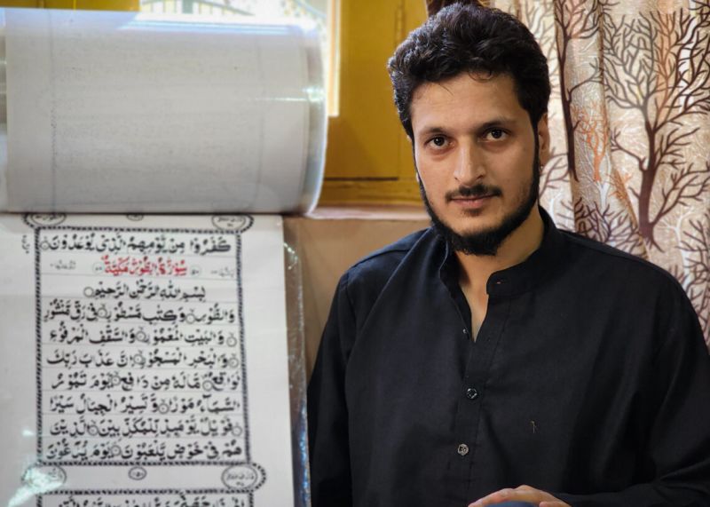 Kashmiri Youth writes Quran on 500 meter long paper
