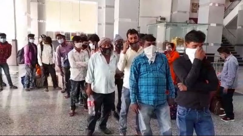 Migrant workers returning home from Punjab