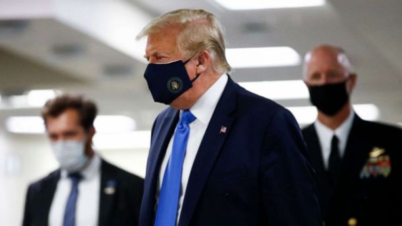 Donald Trump wears a mask for the first time in public