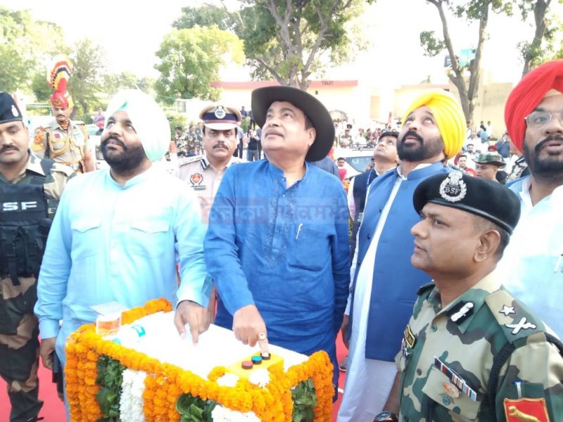 Union minister Nitin Gadkari hoists highest tricolor at Attari-Wagah border