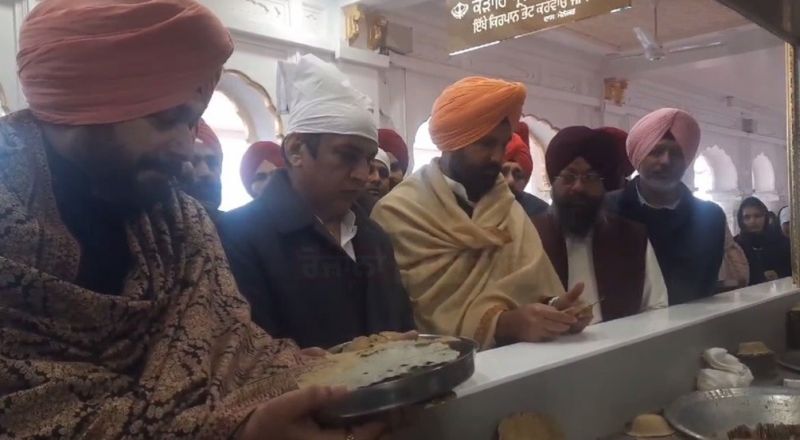 Punjab Congress In-charge paid obeisance at Sri Darbar Sahib