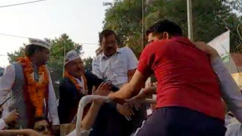 Arwind Kejriwal attacked slapped in RoadShow