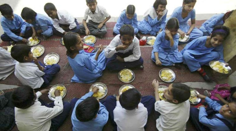 Lizard found in Mid day meal food Lizard found in Mid day meal food