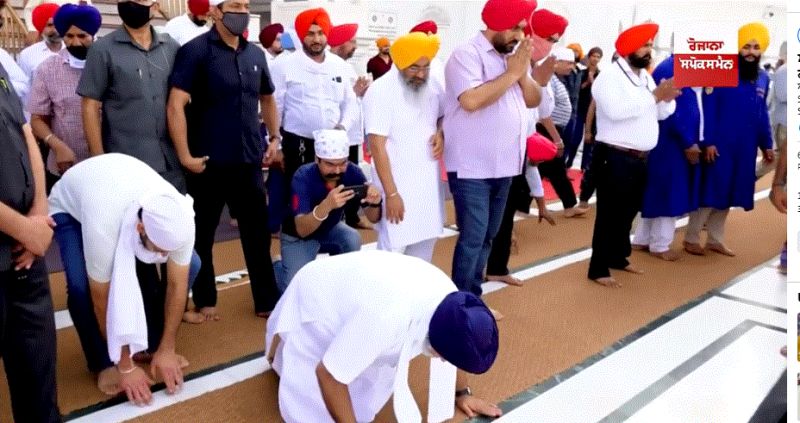 Badal family arrives at Sachkhand Sri Harmandir Sahib to pay obeisance