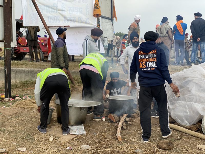 Aid India serving fresh meals to the protesting farmers 