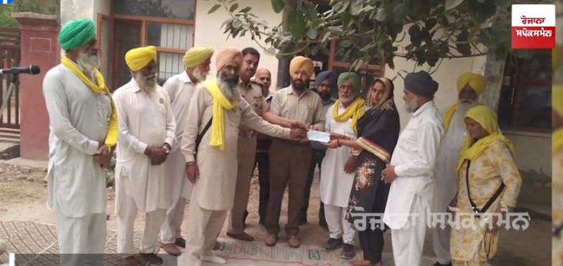 Checks distributed to the families of martyred women at Tikri border