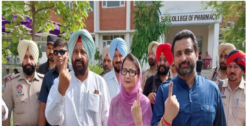 Kewal singh dhillon cast his Vote