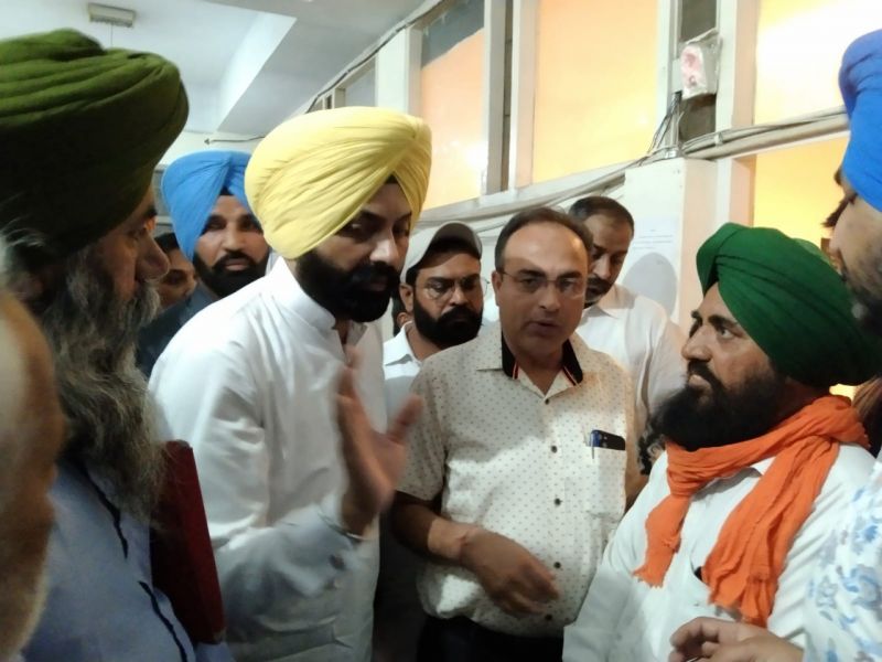 Transport Minister conducted surprise check at RTA Bathinda office 