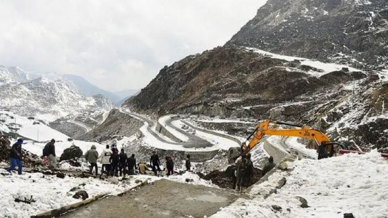 Army rescues 1,700 tourists stranded in Sikkim due to heavy snowfall